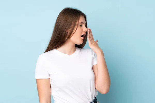 Teenager Kaukasischen Mädchen Isoliert Auf Blauem Hintergrund Gähnen Und Bedecken — Stockfoto