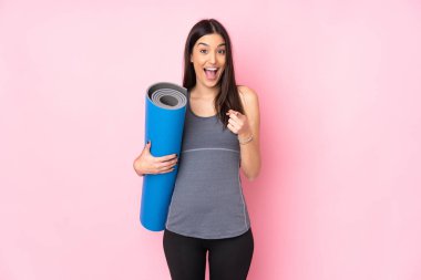 Pembe arka planda paspası olan beyaz bir kadın sana işaret ediyor.