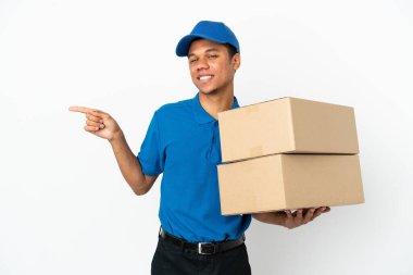 Beyaz arka planda izole edilmiş Afro-Amerikan bir adam var.