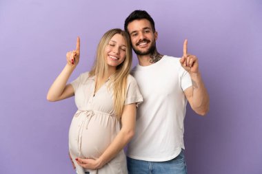 Genç çift hamile ve işaret ediyor