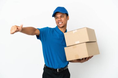 Beyaz arka planda izole edilmiş afro-amerikalı bir adam baş parmak hareketi yapıyor.