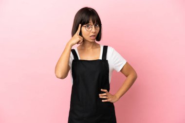 Pembe arka planda bir restoran garsonu bir fikir düşünüyor.