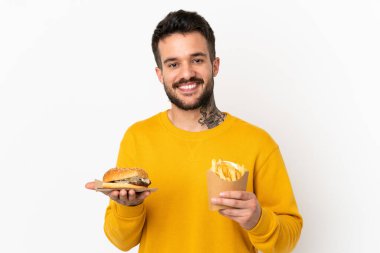 Kızarmış cips ve çizburgerle izole edilmiş arka planda