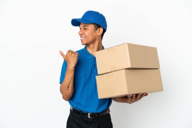 Beyaz arka planda izole edilmiş Afrikalı Amerikalı bir adam bir ürün sunmak için kenarı işaret ediyor.