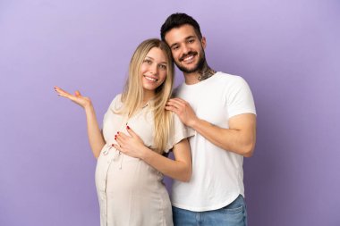 Genç çift hamile ve bir şey sunuyorlar.