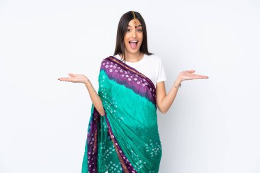 Genç Hintli kadın beyaz arka planda izole edilmiş, şok olmuş yüz ifadesi var.