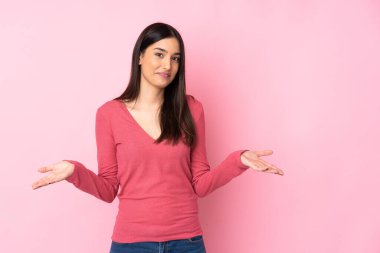 Tecrit edilmiş geçmişi olan beyaz bir kadın. Şüpheleri var.