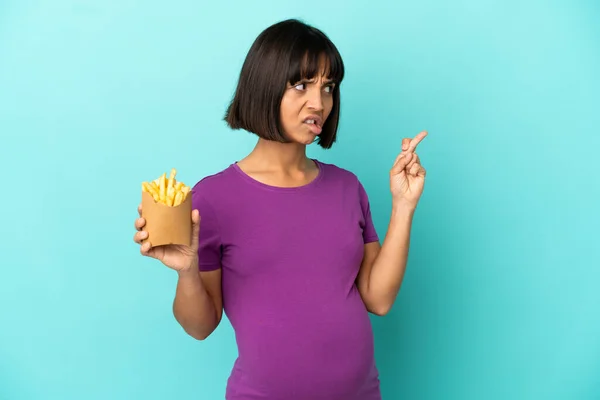Mujer Embarazada Sosteniendo Chips Fritos Sobre Fondo Aislado Con Los — Foto de Stock