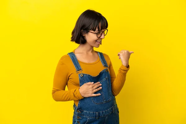 Giovane Donna Incinta Sfondo Giallo Isolato Che Punta Verso Lato — Foto Stock