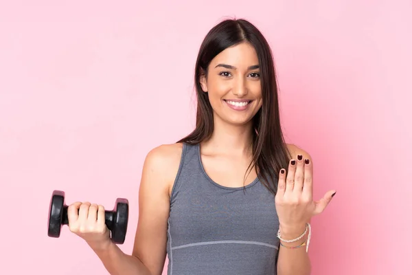 Giovane Donna Rendendo Sollevamento Pesi Isolato Sfondo Rosa Invitando Venire — Foto Stock