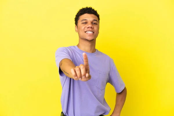 Joven Afroamericano Aislado Sobre Fondo Amarillo Mostrando Levantando Dedo — Foto de Stock