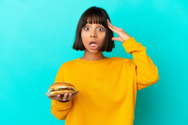 Jeune Femme Brune Tenant Hamburger Sur Fond Isolé Avec Expression — Photo