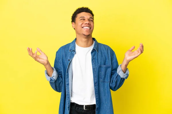 Joven Afroamericano Aislado Sobre Fondo Amarillo Sonriendo Mucho — Foto de Stock