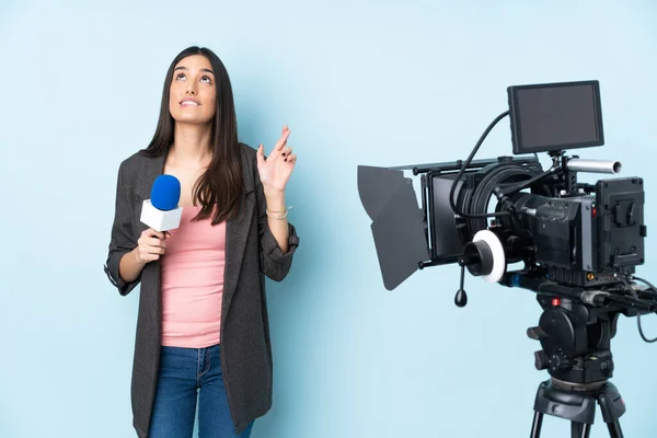 Reporter Kobieta Trzyma Mikrofon Raportowania Wiadomości Izolowane Niebieskim Tle Palcami — Zdjęcie stockowe