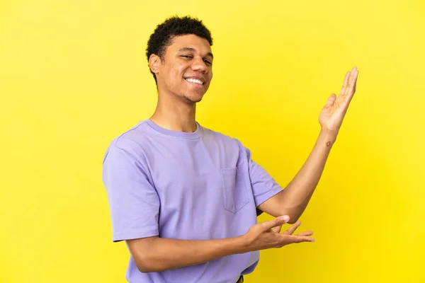 Νεαρός Αφροαμερικάνος Απομονωμένος Κίτρινο Φόντο Απλώνει Χέρια Του Στην Άκρη — Φωτογραφία Αρχείου