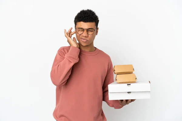 Junger Afroamerikanischer Mann Hält Frustriert Einen Burger Und Pizzen Auf — Stockfoto