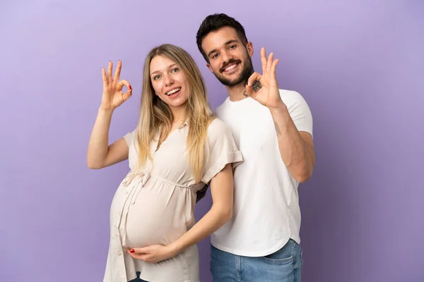 Mladý Pár Těhotná Dělá Znamení — Stock fotografie