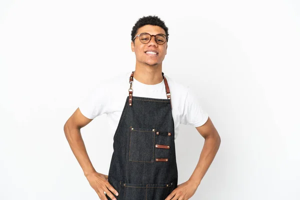 レストランアフリカ系アメリカ人のウエイター男性が白地に孤立笑い — ストック写真