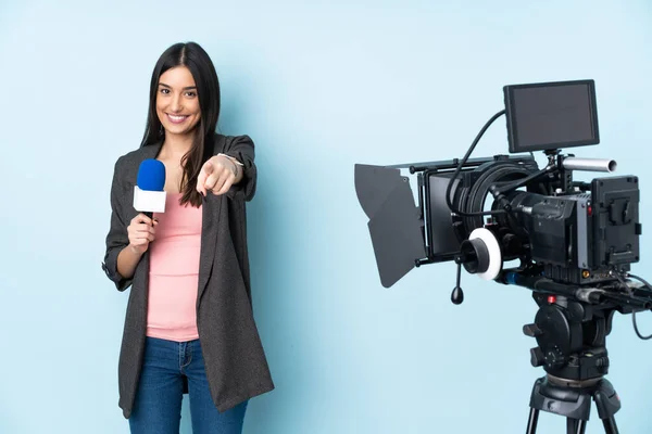 Reporter Donna Possesso Microfono Segnalazione Notizie Isolate Sfondo Blu Facendo — Foto Stock
