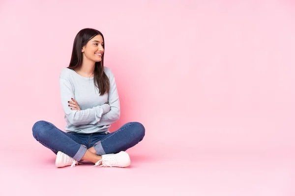 Jonge Blanke Vrouw Geïsoleerd Roze Achtergrond Laterale Positie — Stockfoto