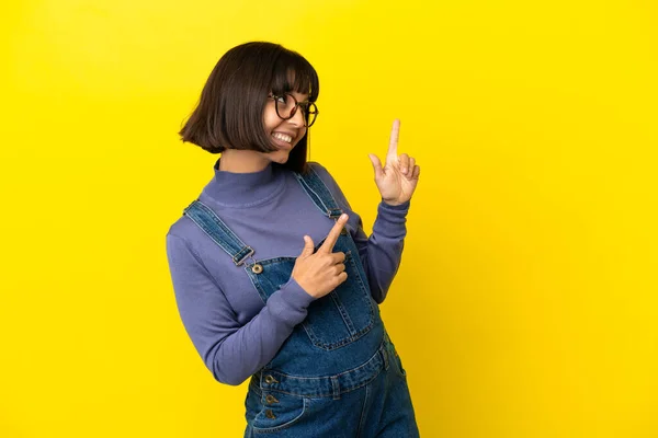 Jovem Grávida Sobre Fundo Amarelo Isolado Apontando Com Dedo Indicador — Fotografia de Stock