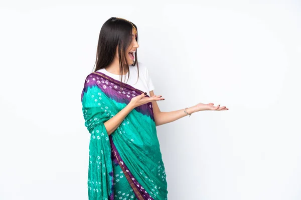 驚きの表情で白い背景に隔離された若いインド人女性 — ストック写真