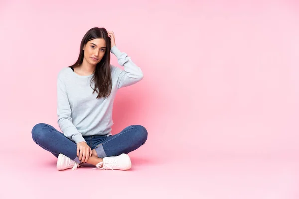 Mujer Caucásica Joven Aislada Sobre Fondo Rosa Con Una Expresión — Foto de Stock