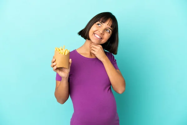 Donna Incinta Possesso Patatine Fritte Sfondo Isolato Guardando Verso Alto — Foto Stock