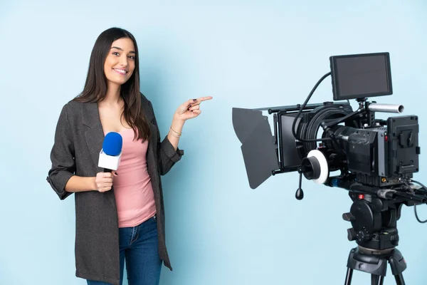 Reporter Woman Holding Microphone Reporting News Isolated Blue Background Pointing — Stock Photo, Image