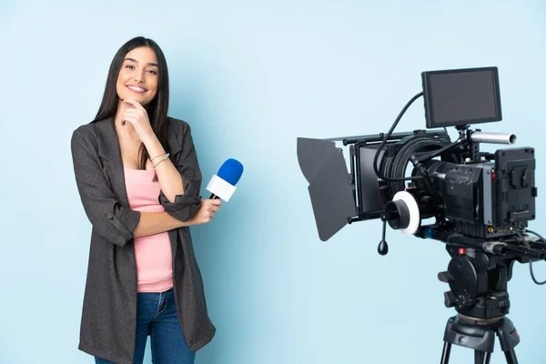 Muhabir Kadın Mikrofon Tutuyor Haberleri Sunuyor Mavi Arka Planda Sırıtarak — Stok fotoğraf