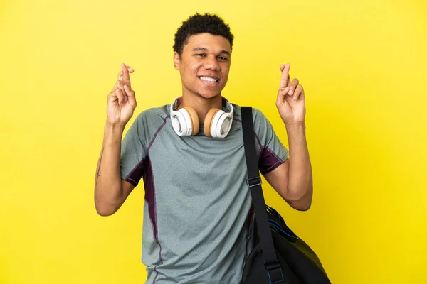 Giovane Sport Afroamericano Uomo Con Borsa Sportiva Isolato Sfondo Giallo — Foto Stock