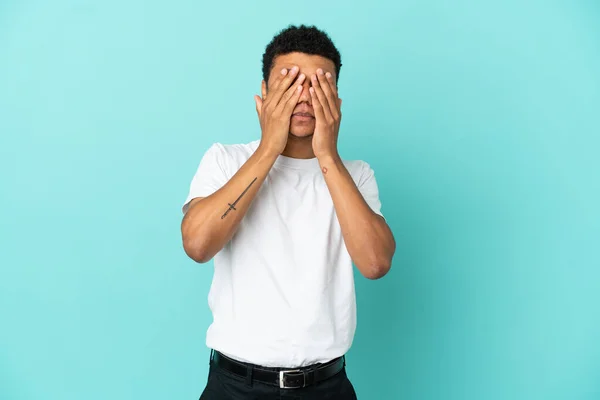 Junger Afroamerikanischer Mann Isoliert Auf Blauem Hintergrund Der Die Augen — Stockfoto
