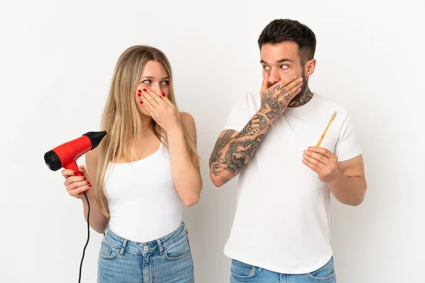 Casal Segurando Secador Cabelo Escovando Dentes Sobre Fundo Branco Isolado — Fotografia de Stock