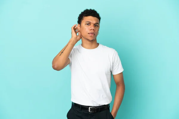 Junger Afroamerikaner Auf Blauem Hintergrund Hat Zweifel — Stockfoto