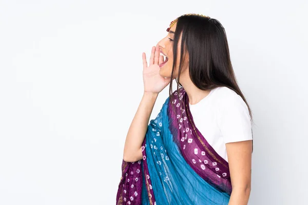 白地に孤立した若いインド人女性が叫びながら口を大きく開き横に — ストック写真