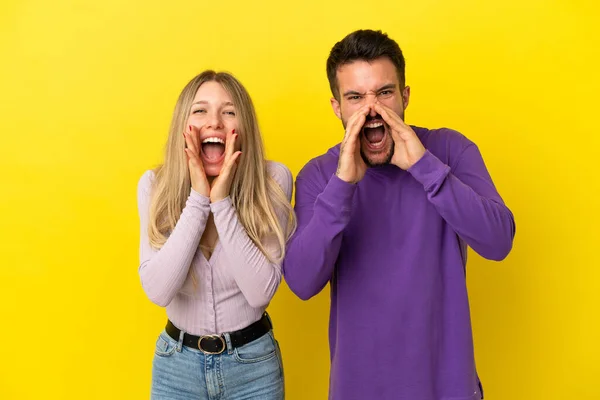 Junges Paar Vor Isoliertem Gelben Hintergrund Schreit Mit Weit Geöffnetem — Stockfoto