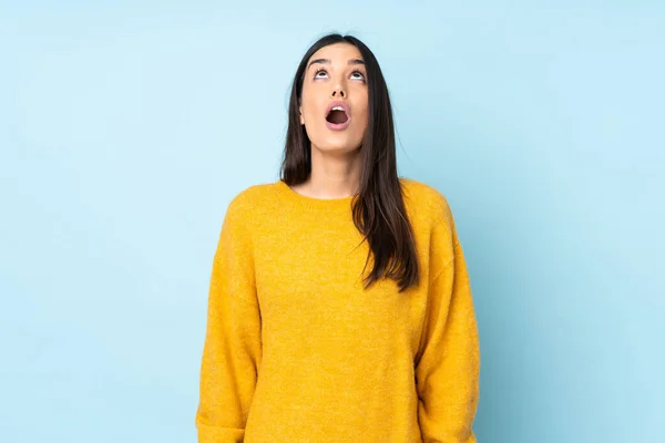 Mujer Joven Caucásica Aislada Sobre Fondo Azul Mirando Hacia Arriba — Foto de Stock