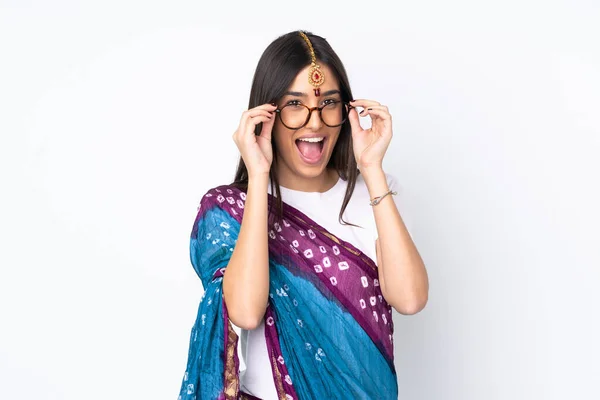 Mujer India Joven Aislada Sobre Fondo Blanco Con Gafas Sorprendida —  Fotos de Stock