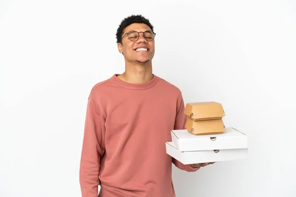 Junger Afroamerikanischer Mann Hält Einen Burger Und Pizzen Isoliert Auf — Stockfoto