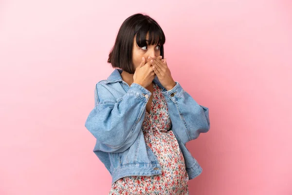 Νεαρή Έγκυος Γυναίκα Πάνω Από Απομονωμένο Ροζ Φόντο Καλύπτει Στόμα — Φωτογραφία Αρχείου