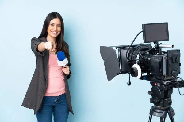 Mulher Repórter Segurando Microfone Relatando Notícias Isoladas Fundo Azul Aponta — Fotografia de Stock