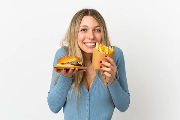 Młoda Blondynka Trzyma Smażone Frytki Cheeseburgera Odosobnionym Tle — Zdjęcie stockowe