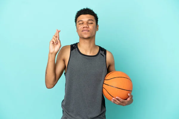Basketbal Hráč Afroameričan Izolované Modrém Pozadí Prsty Kříž Přeje Nejlepší — Stock fotografie