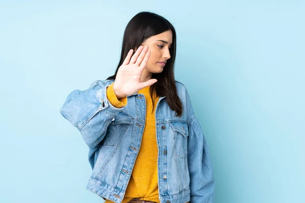 Junge Kaukasische Frau Isoliert Auf Blauem Hintergrund Macht Stop Geste — Stockfoto