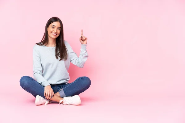 Mujer Joven Caucásica Aislada Sobre Fondo Rosa Mostrando Levantando Dedo — Foto de Stock