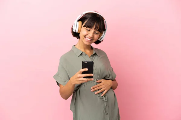 Femme Sur Fond Isolé Enceinte Écouter Musique Avec Mobile — Photo