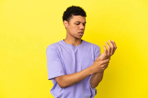 Young African American Man Isolated Yellow Background Suffering Pain Hands — Stock Photo, Image