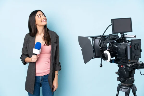 Muhabir Kadın Elinde Mikrofonla Mavi Arka Planda Izole Edilmiş Haberleri — Stok fotoğraf