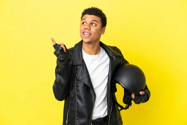 Giovane Uomo Afroamericano Con Casco Moto Isolato Sfondo Giallo Che — Foto Stock