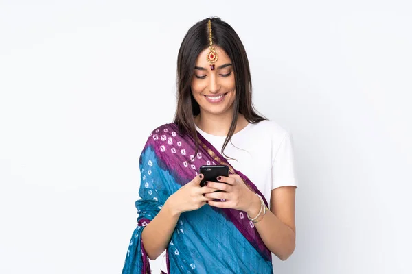 年轻的印度妇女被隔离在白色背景下 用手机传递信息 — 图库照片